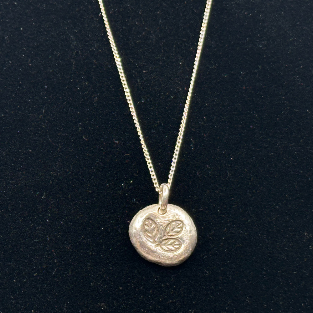 xPatagonian Hands's Fine Silver (.999) Leaves Necklace on a Sterling Silver (.925) Chain, detail